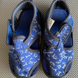 Osh Kosh Size 6 toddler sandal